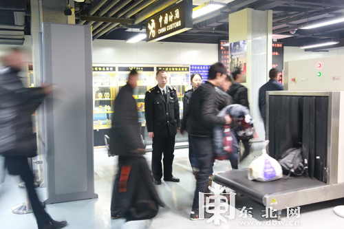 【新春走基层】哈尔滨:机场海关旅检通关忙 2017年服务进出境人员75.8万人次